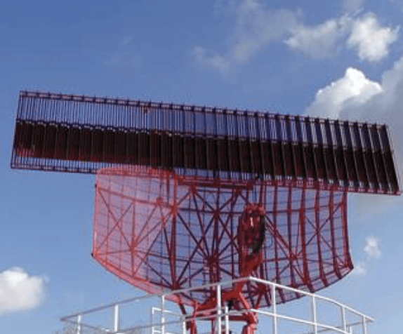 Antena de radar sobre plataforma